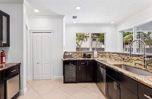 Tamiami Villa | Luxe Villa 5BR I Pool & Jacuzzi | Fire Pit | Piano