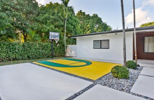 Golden Glades Villa | LUXE Villa, Heated Pool, Fire Pit, GAMES