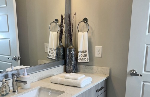 Oakland Apartment | Luxurious 1BD 1BR Downtown ATL w/pool view balcony