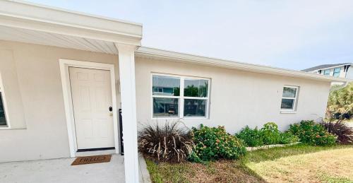 Redington Shores House | Luxurious 3 bedrooms 2 bath Ultimate Beach Life! 5 min walk to beach!