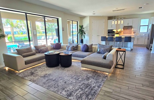 Three Oaks House | Luxurious 4100 SqFt. 5BR Poolside Home with Heated pool, 6 Beds, 12 Sleeps.