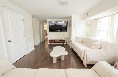 North Bergen Apartment | Luxurious 4BD APT EV Parking