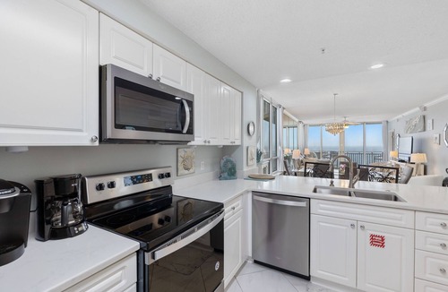 Navarre Beach Condo | Luxurious 5★ Gulf-Front 3BR Condo: Heated Pool, Spa, Gym & Free Beach Chairs
