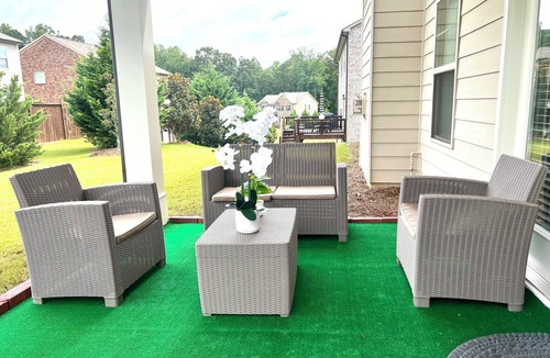 Sugar Hill House | Luxurious and Cozy Private Room with a King Size Bed in a Safe ,Gated Community.