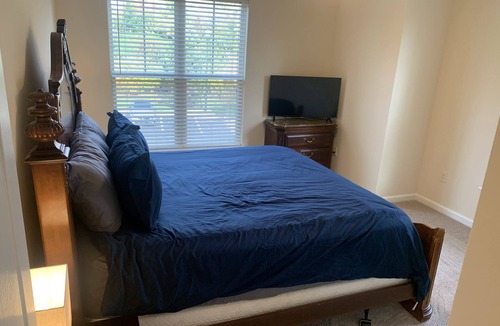 Ballenger Creek Apartment | Luxurious and spacious apartment with office