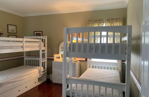 Southend House | Luxurious Beach Block 4-Bdrm House for the whole family - prices reduced!