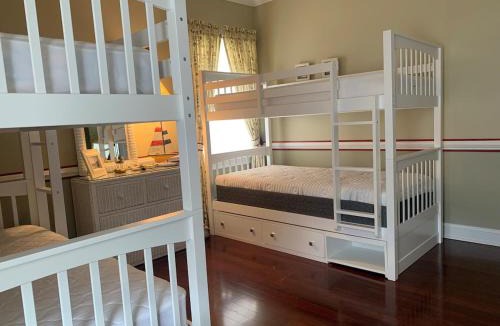 Southend House | Luxurious Beach Block 4-Bdrm House for the whole family - prices reduced!