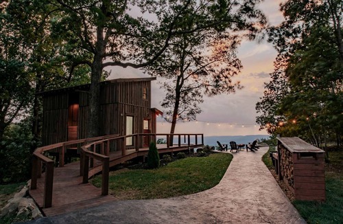 Rising Fawn Cabin | Luxurious Cabin with Jacuzzi and Breathtaking Views in Georgia
