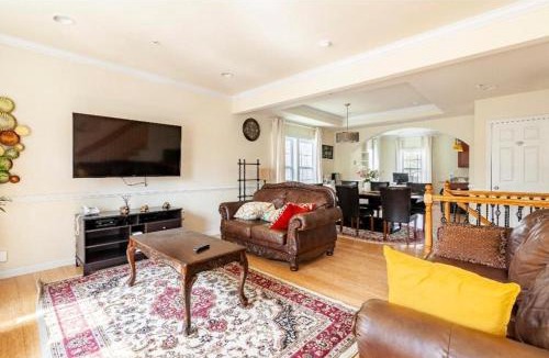 Northeast Bed & Breakfast | Luxurious & Cheery Private Room in DC