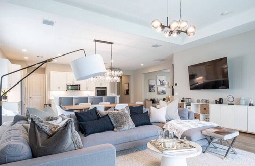 Parkland House | Luxurious Family Home - Spacious Kitchen & BBQ