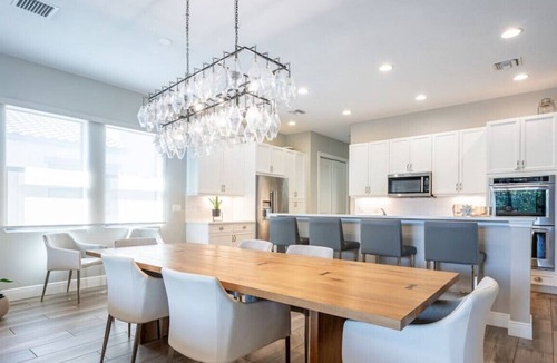 Parkland House | Luxurious Family Home - Spacious Kitchen & BBQ