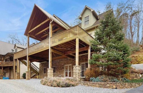 Sylva House | Luxurious home right on the river w/a full kitchen - perfect for fishing