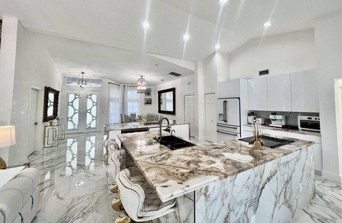 Greenview Shores House | Luxurious home with heated pool 3 min to WEF