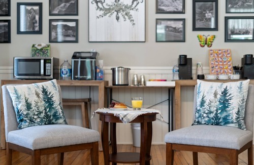Tellico Plains Hotel | Luxurious Inn Next to the Mountains and the River, The Cole Room 9B
