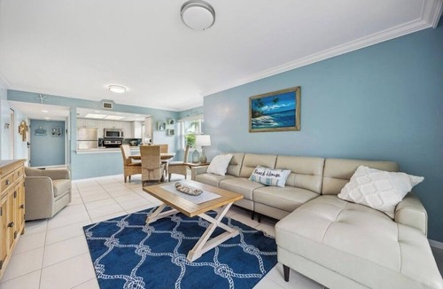 Marco Island Condo | Luxurious Island 3 Bed Retreat I Walk to Beach
