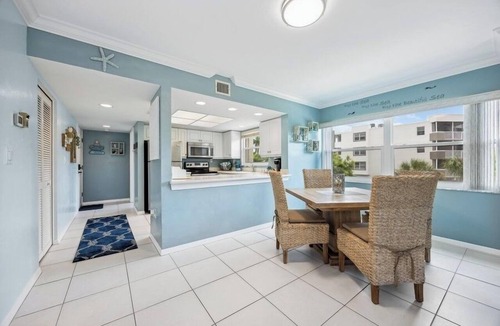Marco Island Condo | Luxurious Island 3 Bed Retreat I Walk to Beach