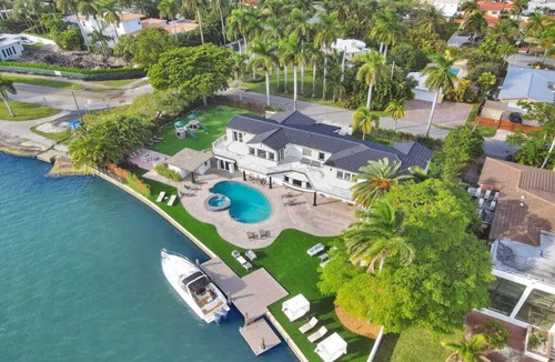 South Lake Villa | Luxurious Lake front Villa 10BR