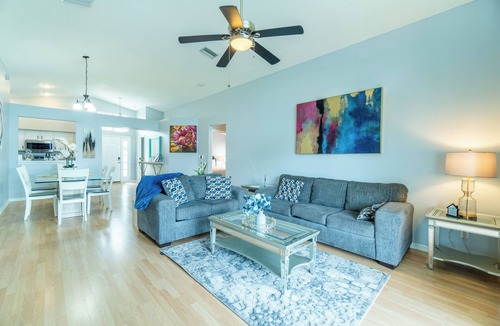 Sabal Harbour House | Luxurious Lakeview Retreat - 4BD/2BA - Sleeps 9!