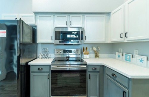 Sabal Harbour House | Luxurious Lakeview Retreat - 4BD/2BA - Sleeps 9!