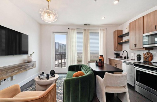 Home Park Apartment | Luxurious Living-ATL 5 Star Amenities- Free Parking