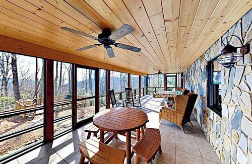 Old Fort House | Luxurious log cabin w/stunning views, WiFi, hot tub + 15 mins to Black Mountain