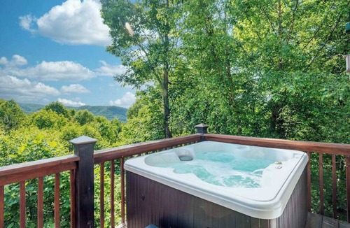 Old Fort House | Luxurious log cabin w/stunning views, WiFi, hot tub + 15 mins to Black Mountain