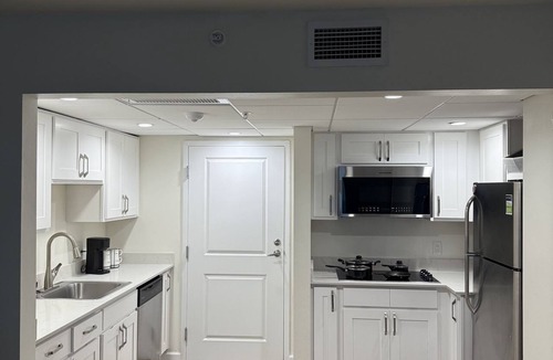 Woodford Park Apartment | Luxurious Minimal 19th-Floor Highrise [Waterview]