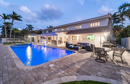 Coral Ridge House | Luxurious, Modern House with Waterfront Pool & Spa