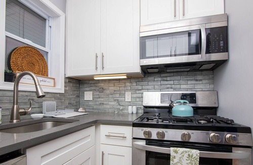 Olde Richmond House | Luxurious modern 2 bedroom home with stunning bath!