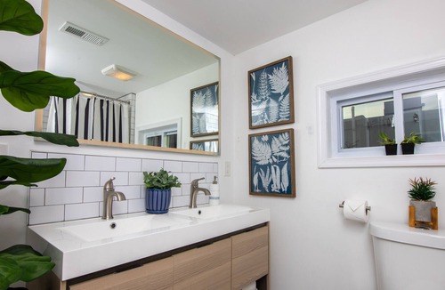 Olde Richmond House | Luxurious modern 2 bedroom home with stunning bath!