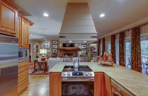 Sapphire House | Luxurious Mountain Escape - Crisp Mountain Air Beckons.