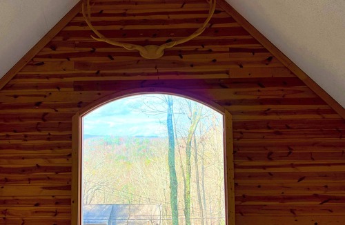 Walnut Mountain House | Luxurious Serene Mountain Cabin . 4th Night Free