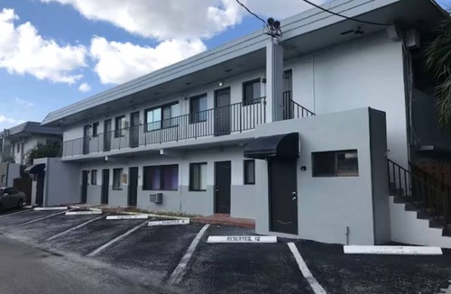 Coral Ridge Apartment | Luxurious & Spacious 2BD APT Walk to the Beach