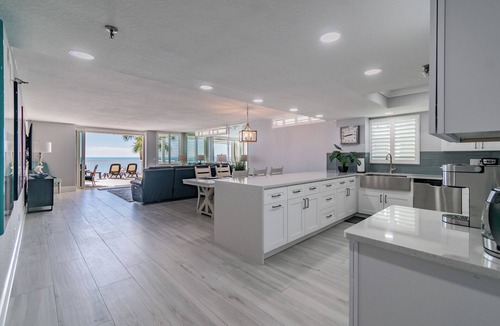 Madeira Beach Condo | Luxurious spacious Beachfront 2BR Condo with heated Pool and Spa Seaview #105