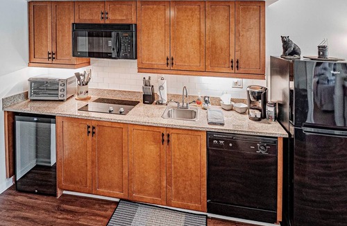 Vernon Condo | Luxurious updated 1BR Mtn-Front Condo w/Deck & Fireplace