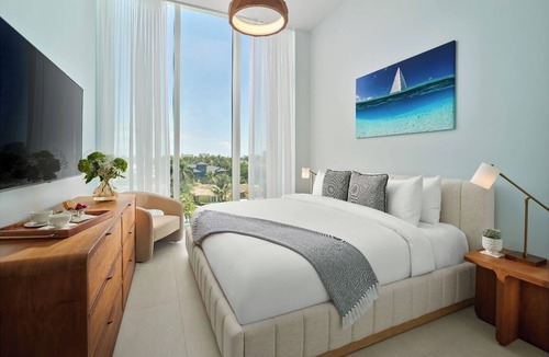 17th Street Causeway Hotel | Luxurious Waterfront Room w/Spacious Balcony + Marina View