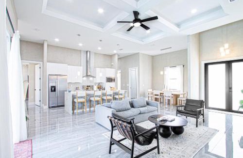 Mariner Villa | Luxurious Waterfront Home with Heated Pool and Jacuzzi
