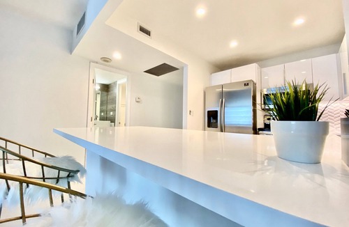 South Beach Condo | Luxury 1 Bedroom with Ocean View. 5 star amenities