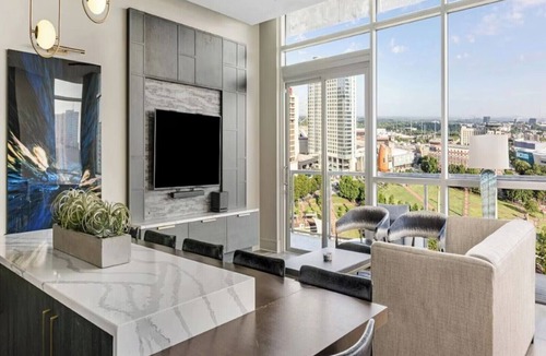 Downtown Atlanta Apartment | Luxury 1BR Presidential – MAJOR INTERNATIONAL SPORTING EVENT Week – Walk to Stadium – Parking – 4 Guests