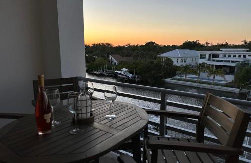 Central Sarasota House | Luxury 2 Bed 2 Bath Waterfront Condo with Patio Sunsets Gym and Parking