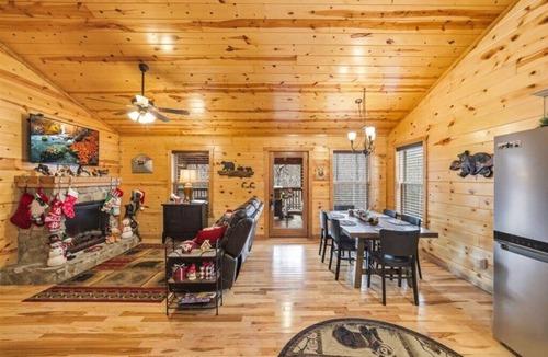 Sevierville Cabin | Luxury 2 King Master Suites 2 Baths, Sleeps 6, Game Room, Hot Tub, Jetted Tubs