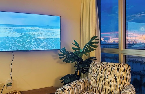 Woodford Park Apartment | Luxury 2BR/2BA Downtown/Water and City views/Pool/Walk to restaurants