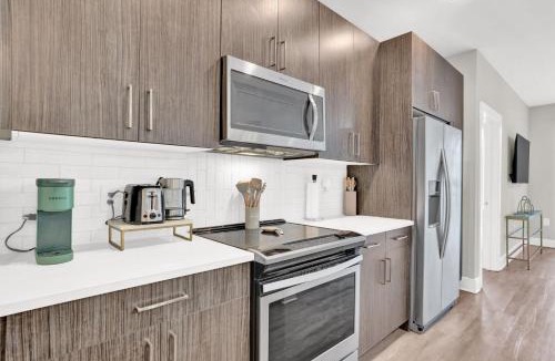 Cumberland Apartment | Luxury 2BR Retreat Near The Battery - 2 King Bed Beds - FREE Parking