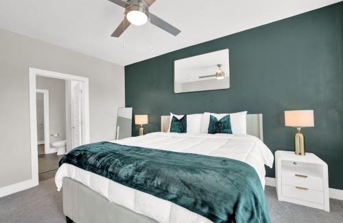 Cumberland Apartment | Luxury 2BR Retreat Near The Battery - 2 King Bed Beds - FREE Parking