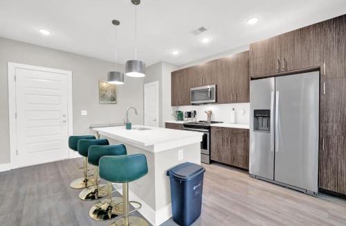 Cumberland Apartment | Luxury 2BR Retreat Near The Battery - 2 King Bed Beds - FREE Parking