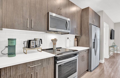 Cumberland Apartment | Luxury 2BR Retreat Near The Battery - 2 King Beds - FREE Parking