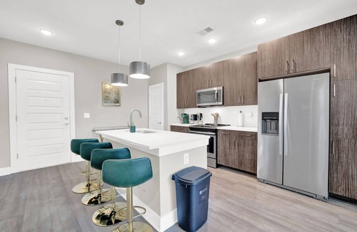 Cumberland Apartment | Luxury 2BR Retreat Near The Battery - 2 King Beds - FREE Parking