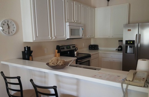 Hillcrest Estates Condo | Luxury 3-bed Large Condo-12-Kilometres to Disney World, Kingsize Bed, Beach Area