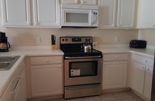 Hillcrest Estates Condo | Luxury 3-bed Large Condo-12-Kilometres to Disney World, Kingsize Bed, Beach Area