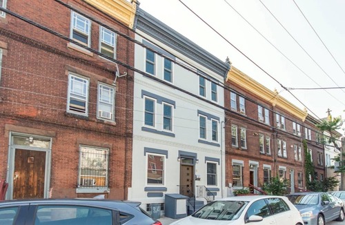 Spruce Hill Apartment | LUXURY 3BR, 2 BATH, Pvt. Deck, Free PARK. SLEEPS 8, FREE PARK, WALK TO PENN.